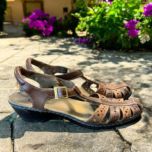 Clarks Wendy Low Heel Closed Toe Comfy Strappy Boho Leather Sandals Sz 8